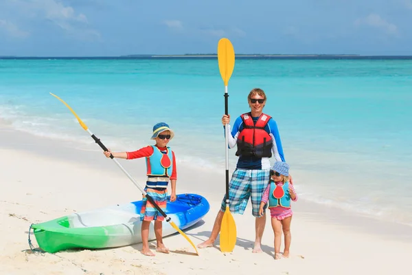 Padre con hijo pequeño y hija kayak en la playa —  Fotos de Stock
