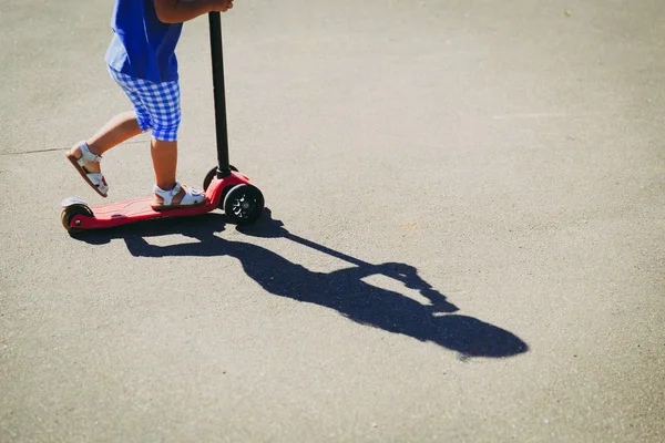 Bambina cavalcando scooter all'aperto, bambini attivi — Foto Stock