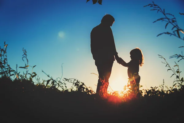 父亲与女儿走在日落时 — 图库照片