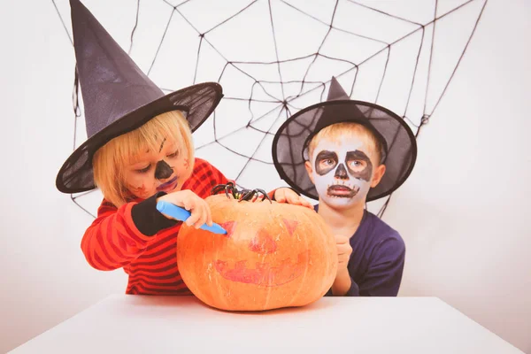 Μικρό κορίτσι και αγόρι προετοιμασία για το Halloween πάρτι — Φωτογραφία Αρχείου
