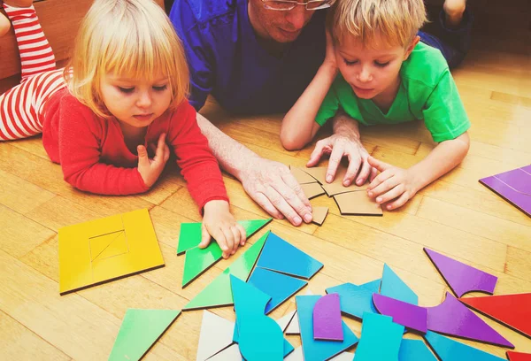 Professeur et enfants jouant avec des formes géométriques — Photo