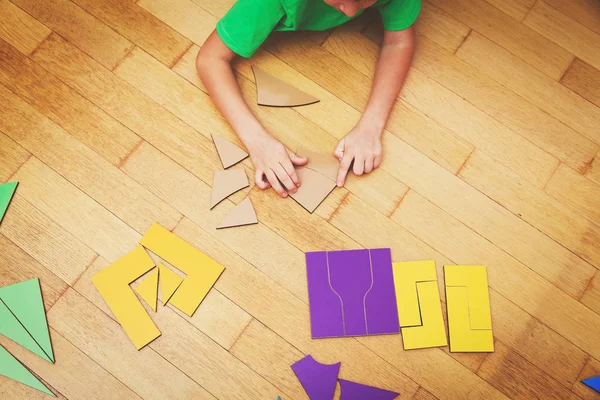 Petit garçon jouer avec puzzle, apprendre — Photo