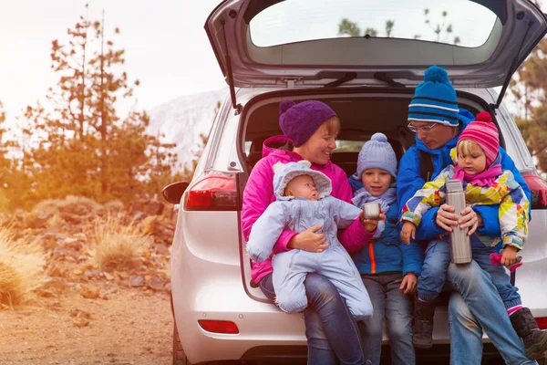 Family with kids travel by car in mountains — Stock Photo, Image