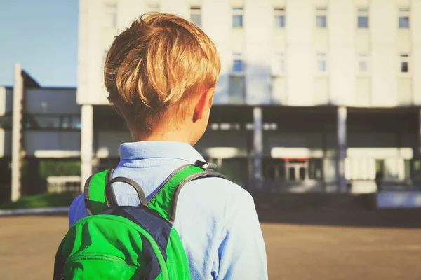 Μικρό αγόρι με σακίδιο πλάτης να πάει στο σχολείο — Φωτογραφία Αρχείου