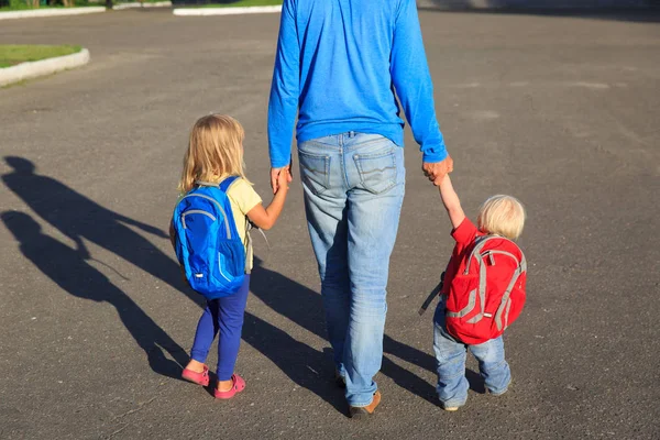 Far ta barnen till skolan eller dagis — Stockfoto