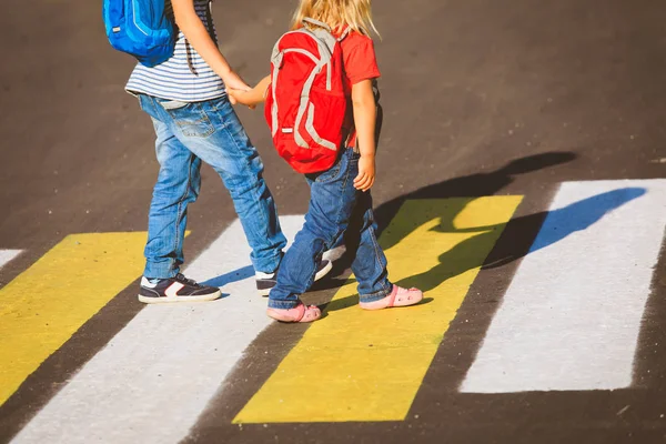 Kleine jongen en meisje hand in hand gaan naar school — Stockfoto