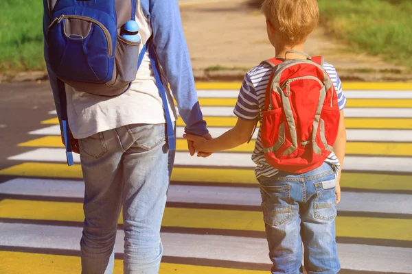 Pappa går lille son till skolan eller dagis — Stockfoto