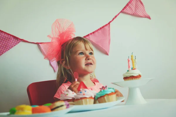 Mignonne petite fille avec des bonbons à la fête d'anniversaire — Photo