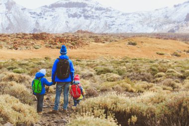 babası iki çocuk seyahat Dağları ile