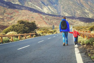 Baba küçük kızı yolda seyahat yürürken