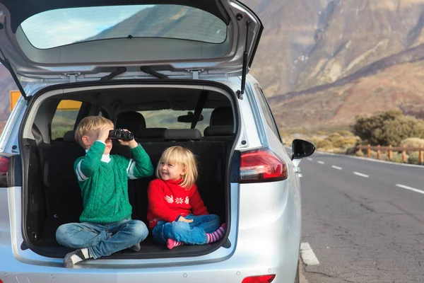 Little boy and girl travel by car in mountains — Stock Photo, Image