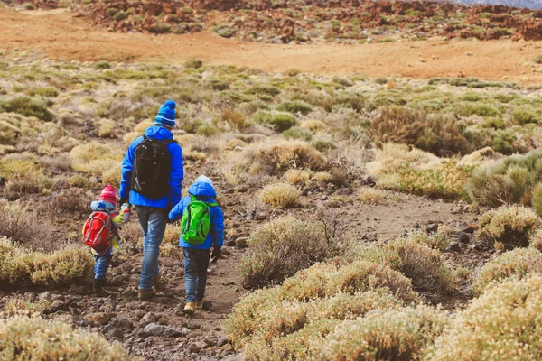 Pappa med två barn resa i bergen — Stockfoto