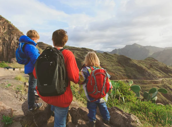 父と 2 人の子供が山で旅行をハイキング — ストック写真