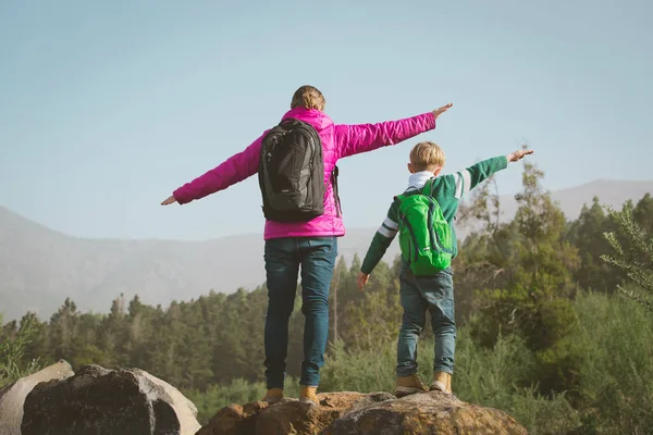 Viagem em família mãe e filho caminhadas nas montanhas — Fotografia de Stock