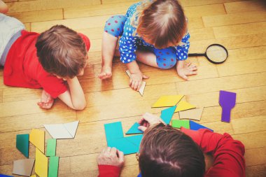 öğretmen ve geometrik şekillerle oynayan çocuklar