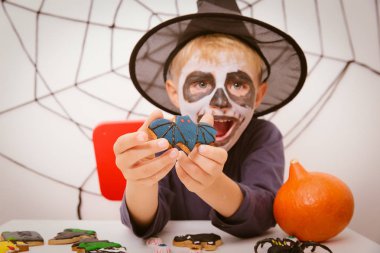 küçük çocuk Cadılar Bayramı partisi için hazırlamak