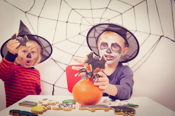 Μικρό κορίτσι και αγόρι προετοιμασία για το Halloween πάρτι — Φωτογραφία Αρχείου