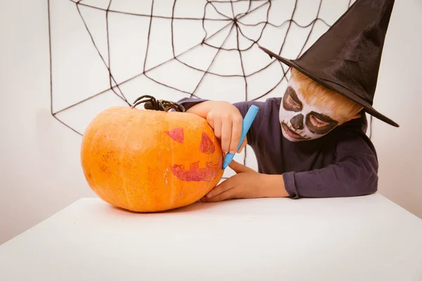 Μικρό αγόρι προετοιμασία για το Halloween πάρτι — Φωτογραφία Αρχείου