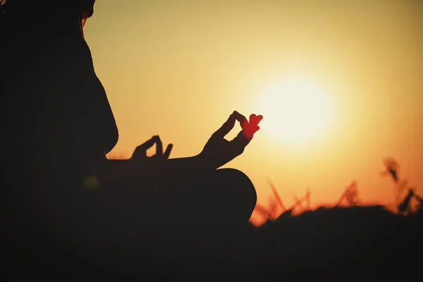 Самотність і практика йоги на заході сонця природа — стокове фото