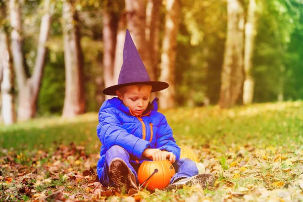 Küçük çocuk Cadılar Bayramı partisi için hazır olsun — Stok fotoğraf