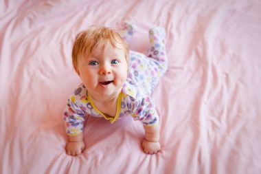 tarama, meraklı öğrenme şirin bebek çocuk exlores dünya çapında gülümseyerek.