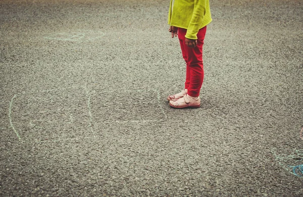 Menina pronto para jogar hopscotch no playground — Fotografia de Stock