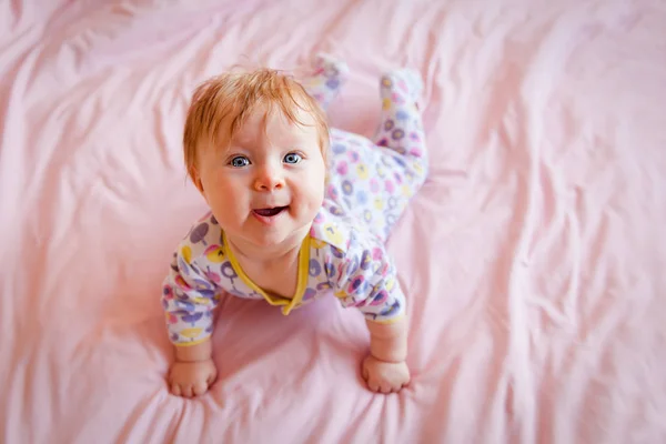 Söt liten baby lära sig krypa, nyfiken leende barn exlores världen runt — Stockfoto