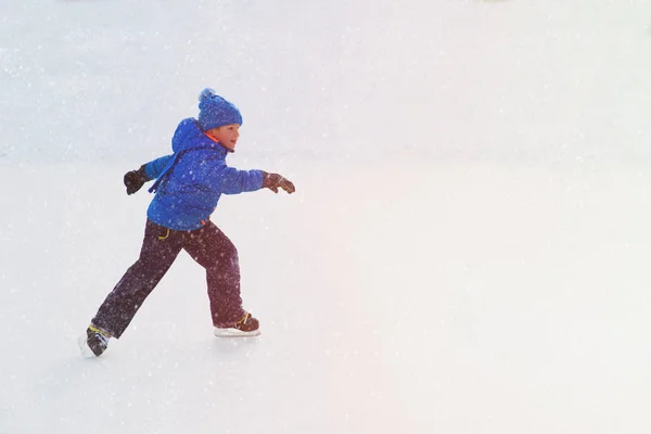 Mały chłopiec, jazda na łyżwach w zimie — Zdjęcie stockowe