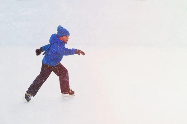 Menino patinando no gelo no inverno — Fotografia de Stock