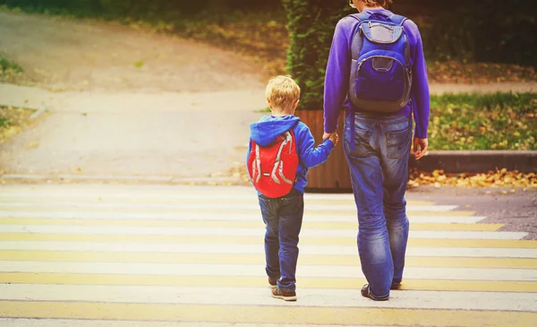 Vater und Sohn gehen zur Schule oder in die Kita — Stockfoto