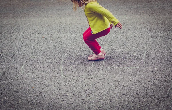 Mała dziewczynka gra grający na plac zabaw — Zdjęcie stockowe