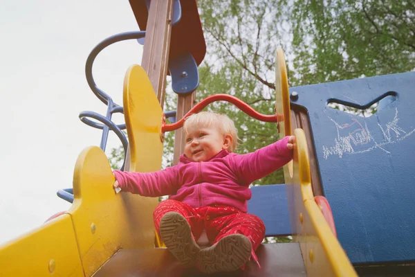 Nettes kleines Mädchen spielt auf Spielplatz im Freien — Stockfoto