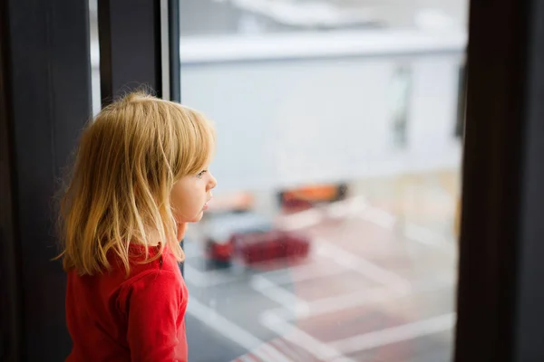 Маленька дівчинка дивиться на літаки в аеропорту — стокове фото