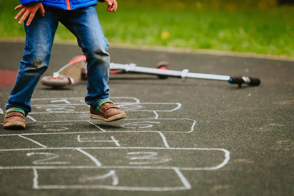 Kleiner Junge spielt Hopscotch auf Spielplatz — Stockfoto