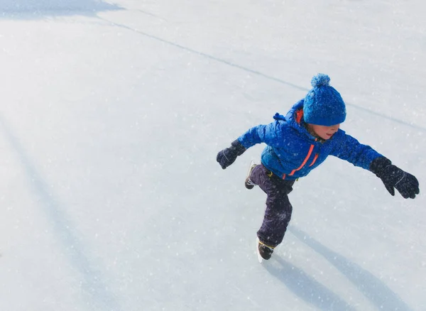 Маленький хлопчик катається на льоду взимку — стокове фото