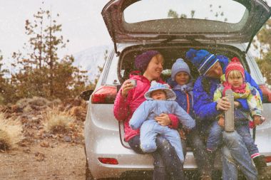 mutlu aile çocuklarla seyahat dağlarda araba ile