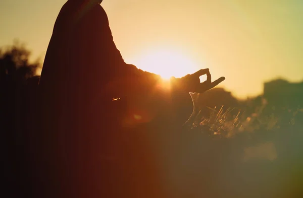 Lugn och yoga praxis vid solnedgången — Stockfoto