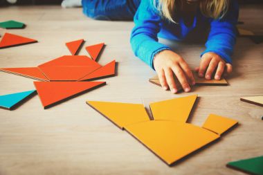 Bulmaca, erken dönem çocuk gelişimi ile oynarken küçük kız