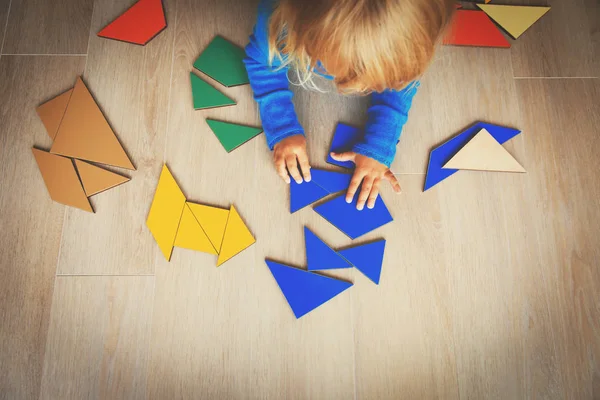 Petite fille jouer avec puzzle, développement de la petite enfance — Photo