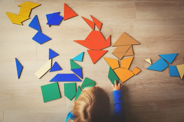 Bulmaca, erken dönem çocuk gelişimi ile oynarken küçük kız