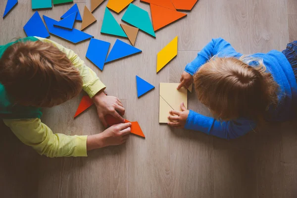 Kinderen spelen met puzzel, onderwijs concept — Stockfoto