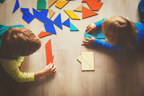 Kinderen spelen met puzzel, onderwijs concept — Stockfoto