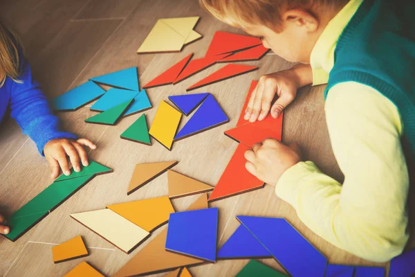 Niños jugando con rompecabezas, concepto de educación —  Fotos de Stock