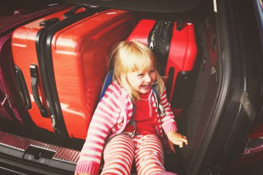 aile arabası - mutlu küçük kız ve Paketli bavul seyahat