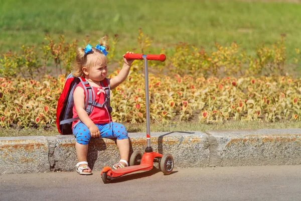 Carino bambina stanca di giro in scooter, ambizioso concetto di genitore — Foto Stock