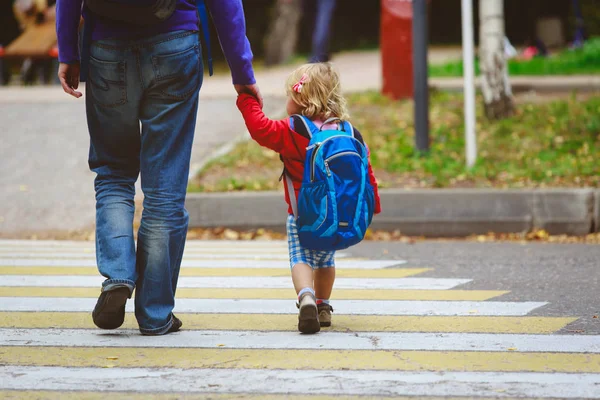 Father and little daughter go to school or daycare — Stock Photo, Image