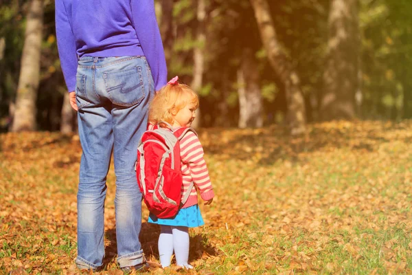 Father and little daughter go to school or daycare — Stock Photo, Image