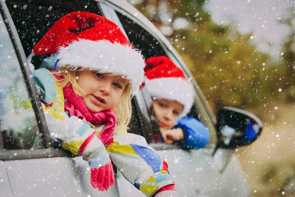 Boże Narodzenie samochód podróży - szczęśliwe dzieci podróż zimą — Zdjęcie stockowe