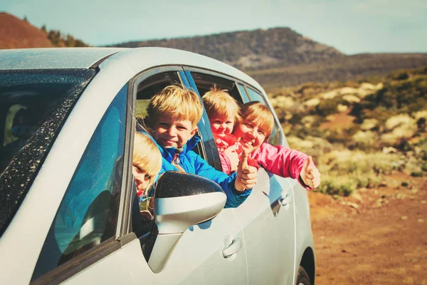 Podróży rodziny przez samochód - szczęśliwa matka z dziećmi drzewo w górach — Zdjęcie stockowe