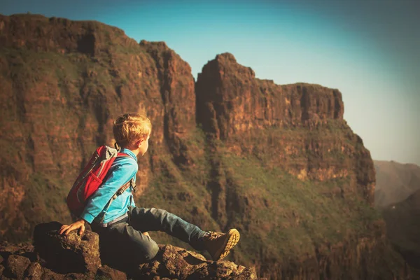 küçük çocuk seyahat dağlarda hiking